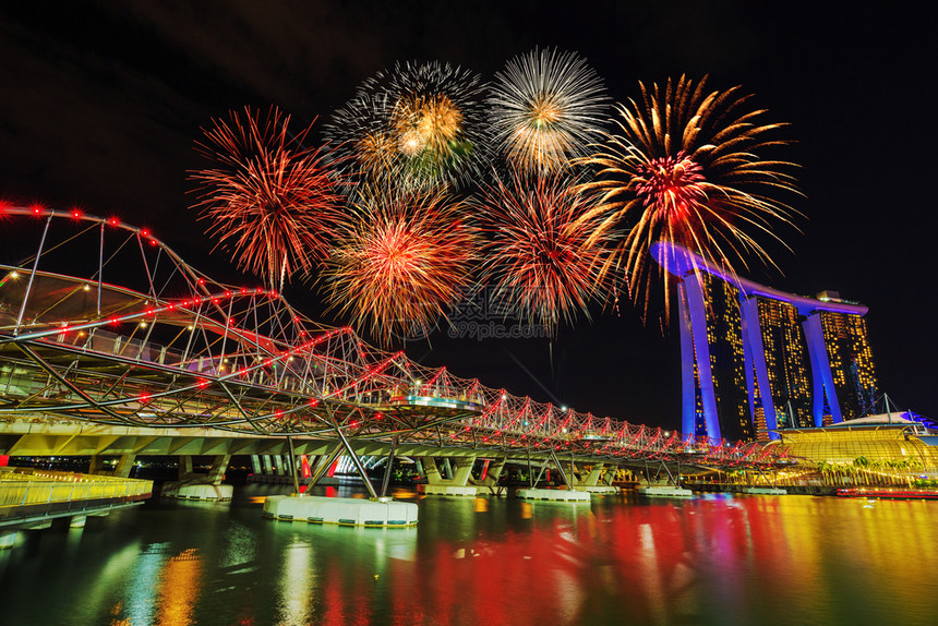 夜幕下美丽的烟花在螺旋桥上绽放新加坡的城市景观图片