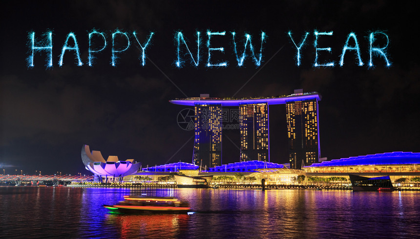 新加坡城市风景晚上与码头湾一起欢庆新年的烟火Sparkle图片