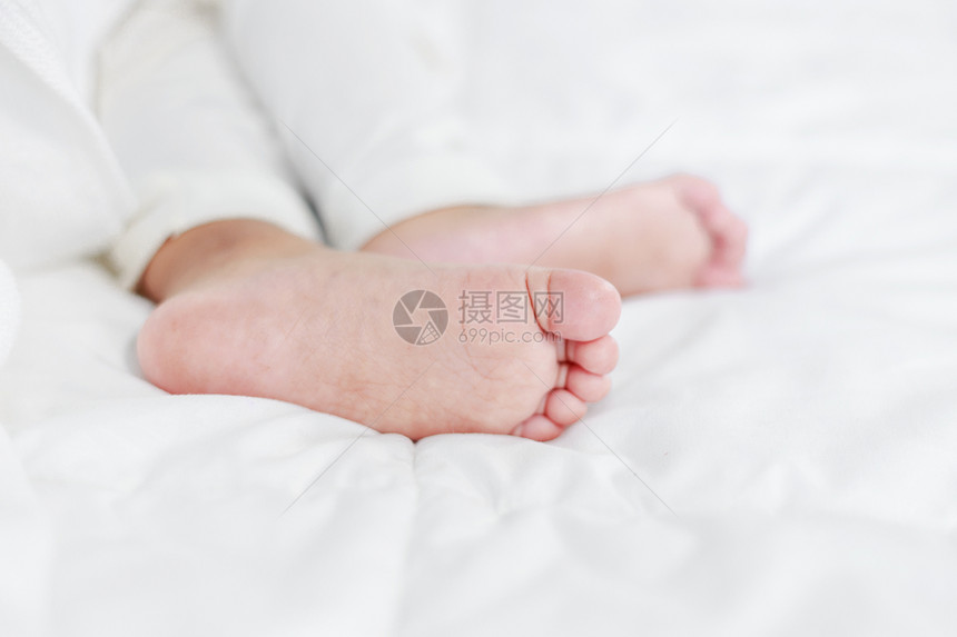 小婴儿脚躺在床上图片