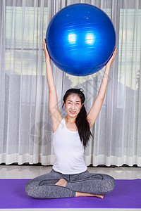 参加健身球瑜伽运动的女员图片