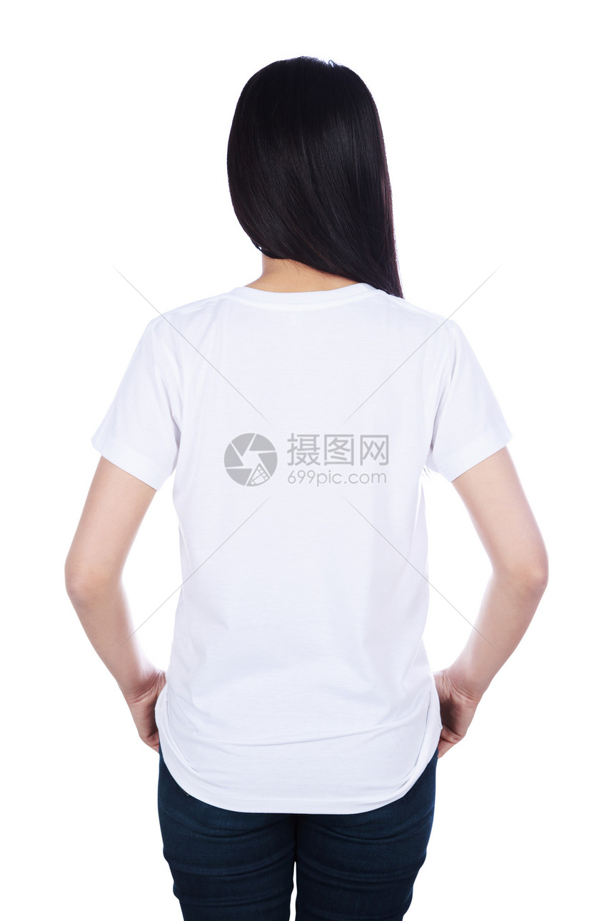 穿着白色短袖圆领汗衫的妇女在白色背景后视线上被孤立图片