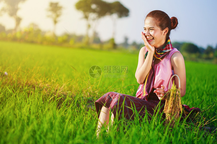 参加绿稻的快乐农妇图片