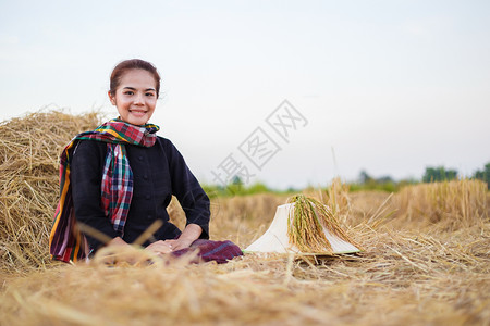 在泰国田间稻草休息的妇女图片