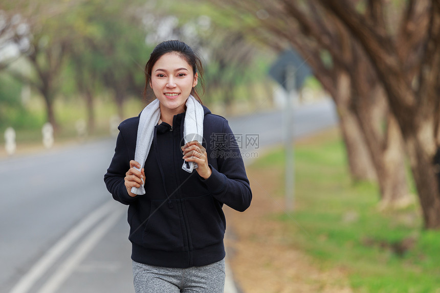 在公园中奔跑的美丽健身女子图片