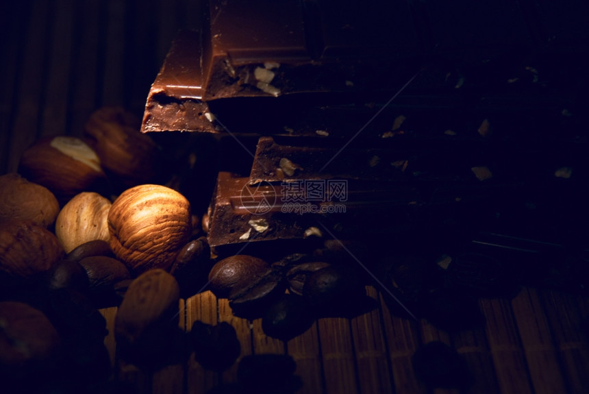 概念照亮的巧克力和坚果图片