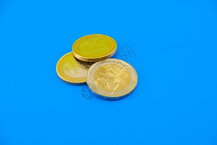 蓝色背景的欧元硬币图片