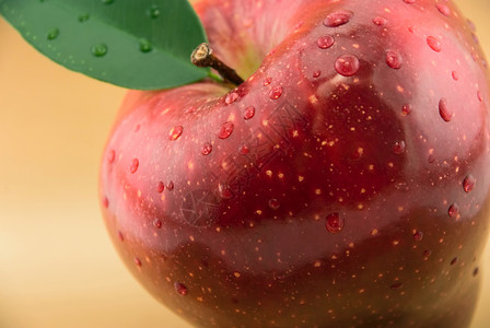 金背景上的红苹果高清图片