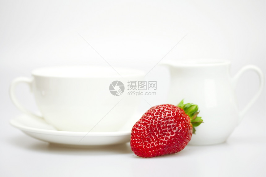白纸上的草莓和奶罐图片