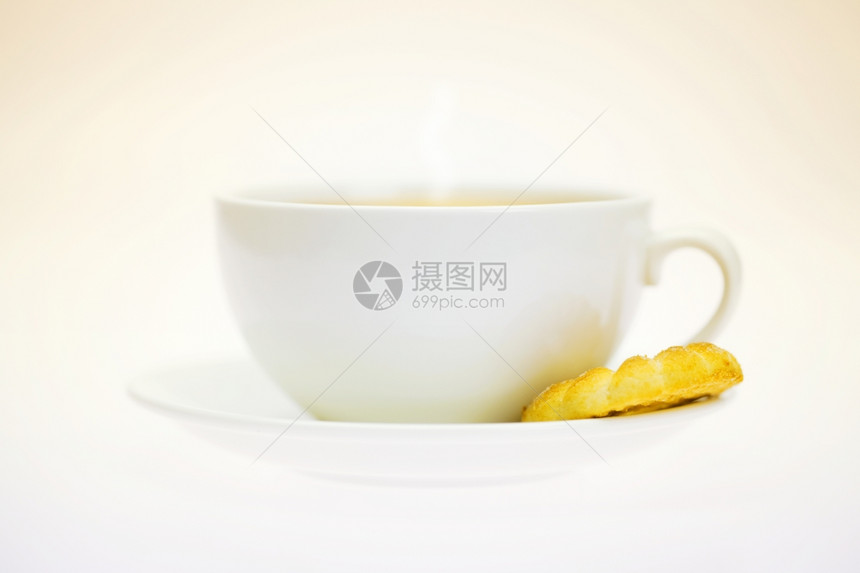 白色杯子和糕饼在白色上隔离图片