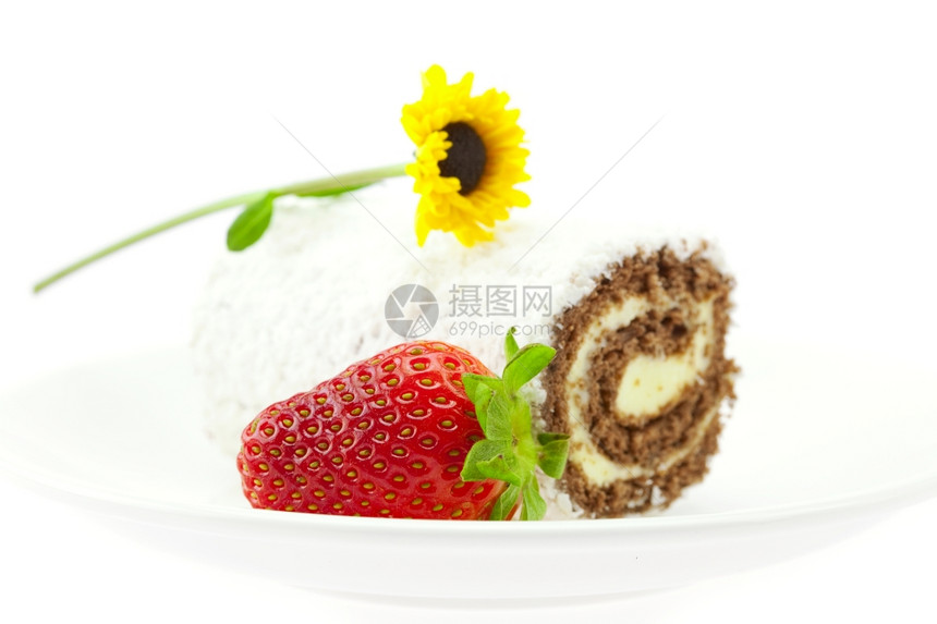 白上孤立的花朵蛋糕和草莓图片