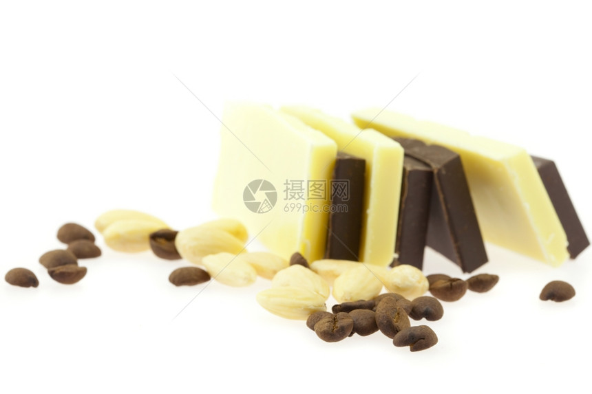 黑白可可豆和黑白相交的巧克力块图片