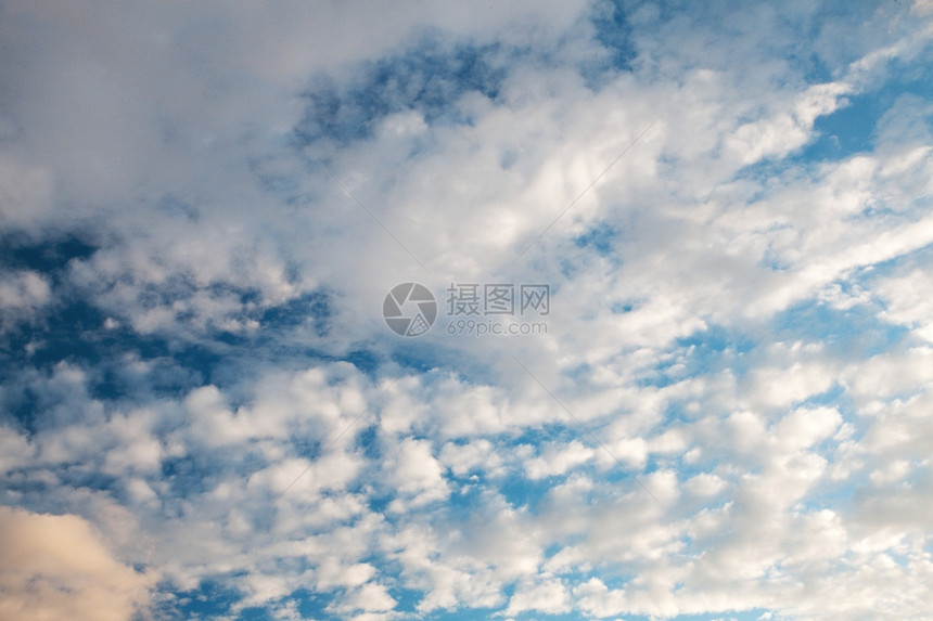 蓝天上飘浮的云图片