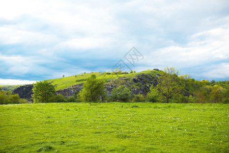 位于绿地背景的山丘上图片