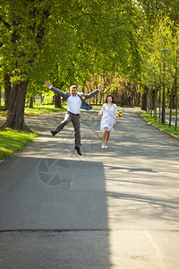 新婚来袭刚结了婚顺道跑来去背景