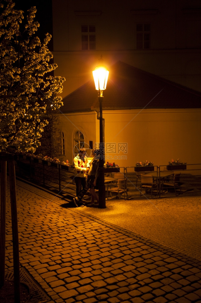 布拉格夜生活街头的年轻夫妇图片