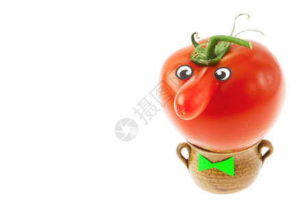 长着鼻子的西红柿躺在一个小罐子里孤立在白色上图片