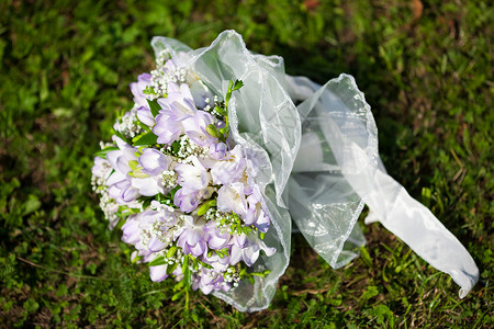 放在草地上的婚礼花束图片