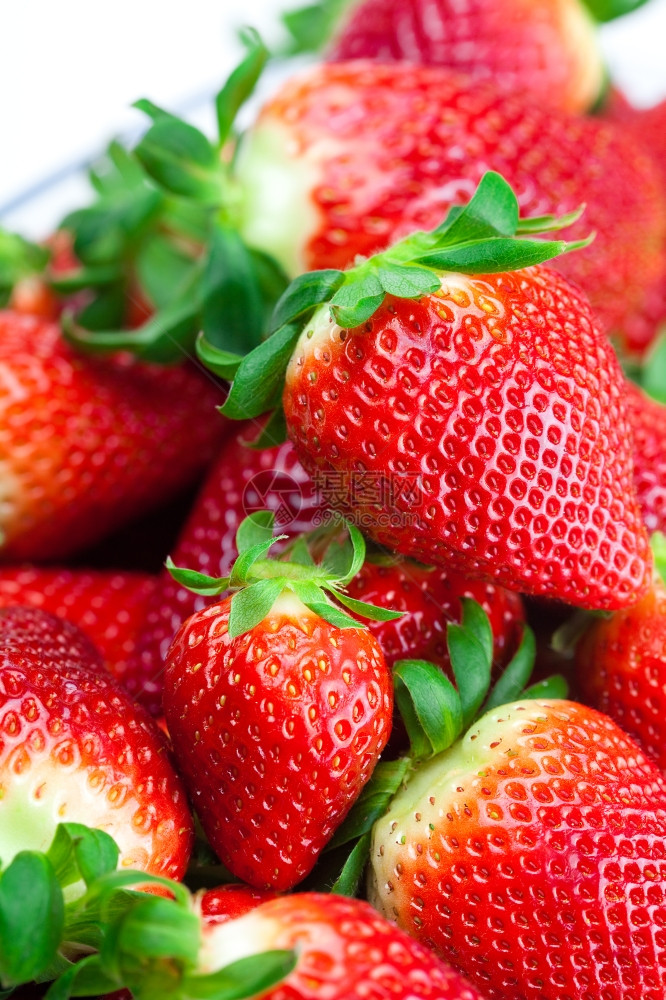 红色大多汁熟草莓背景图片