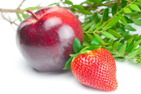 长大多汁的红成熟草莓和白孤立的苹果图片