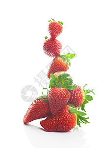 山上大多汁的草莓白孤立背景图片