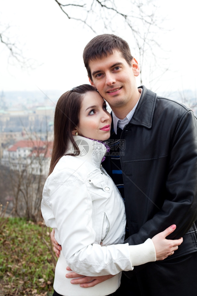 布拉格市美丽的年轻情侣图片
