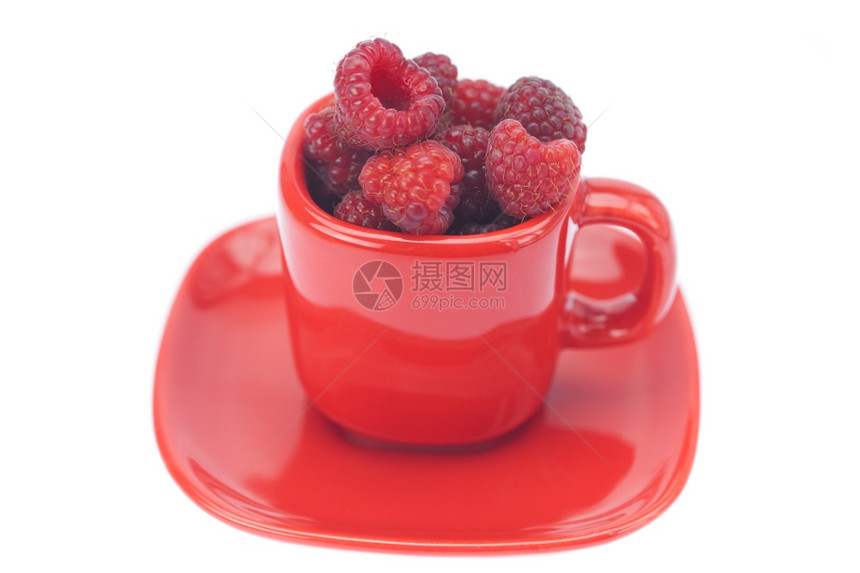 树莓碟子和杯在白色上隔绝图片