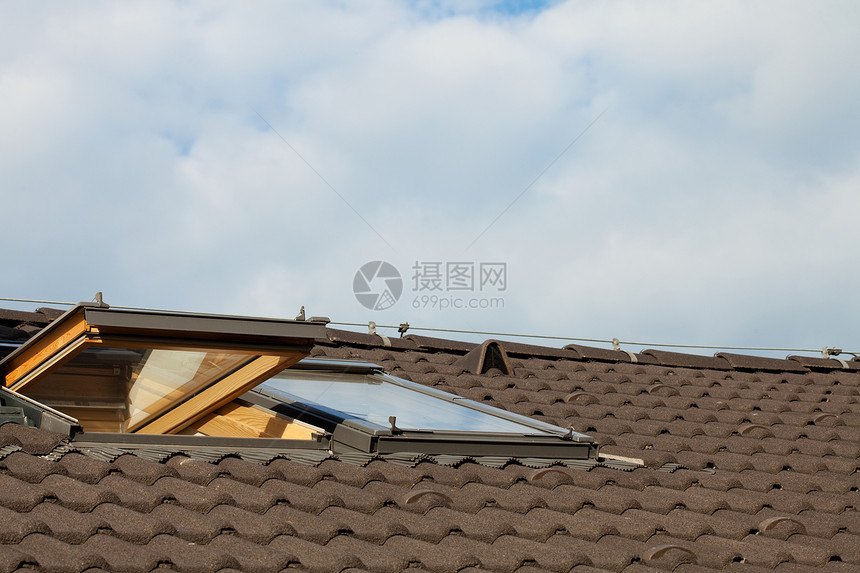 天线上的屋顶和宿舍窗户图片