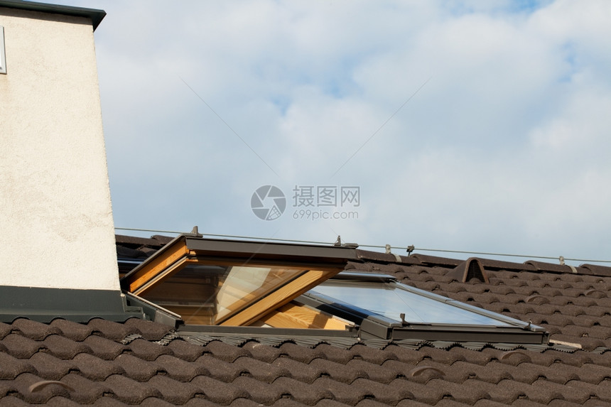 天线上的屋顶和宿舍窗户图片
