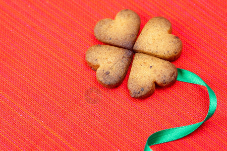 红色背景的爱尔兰Cookie图片