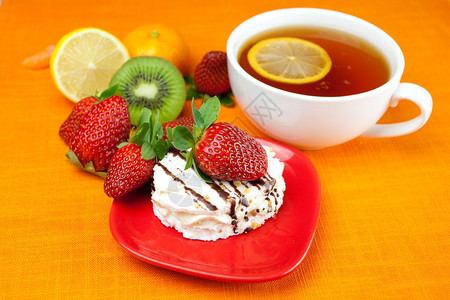 eclair柠檬茶莱蒙通达林基维蛋糕和草莓背景