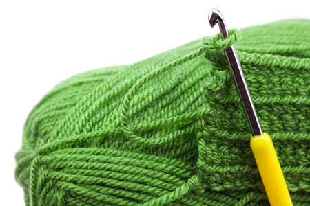 编织针羊毛编织钩和片的尖毛编织钩和片在白色上隔离背景