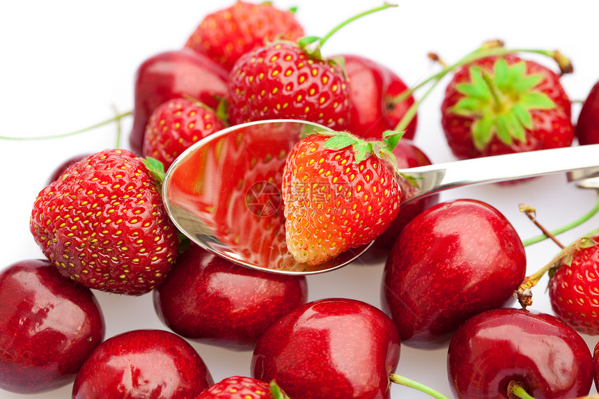 樱桃和草莓在白边隔离的勺子里图片