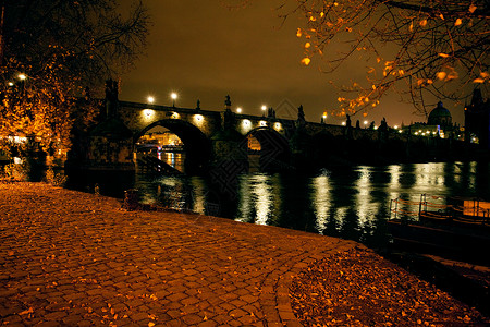 布拉格秋夜的美丽景背景