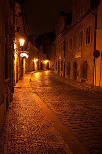 布拉格街上美丽的夜景图片