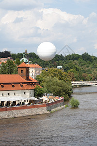 布拉格天空中的气球图片