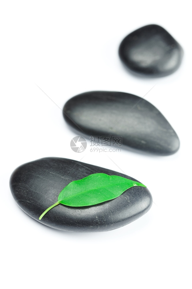黑冰石有绿叶和一滴白孤立的水图片