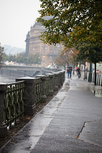 布拉格市的风景在雨中图片