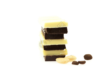 两色相间堆叠的牛奶巧克力和可可豆图片