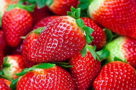 红色大多汁熟草莓背景背景图片