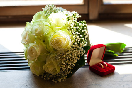 新娘花束和玻璃上带戒指的盒子图片
