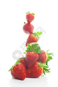 山上大多汁的草莓白孤立背景图片