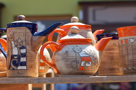 集市的陶瓷茶壶图片