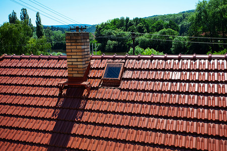 红砖屋顶和窗口的背景图片
