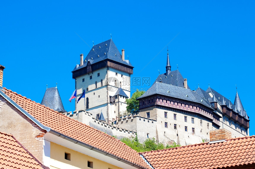 捷克城堡Karlstejn蓝天背景图片