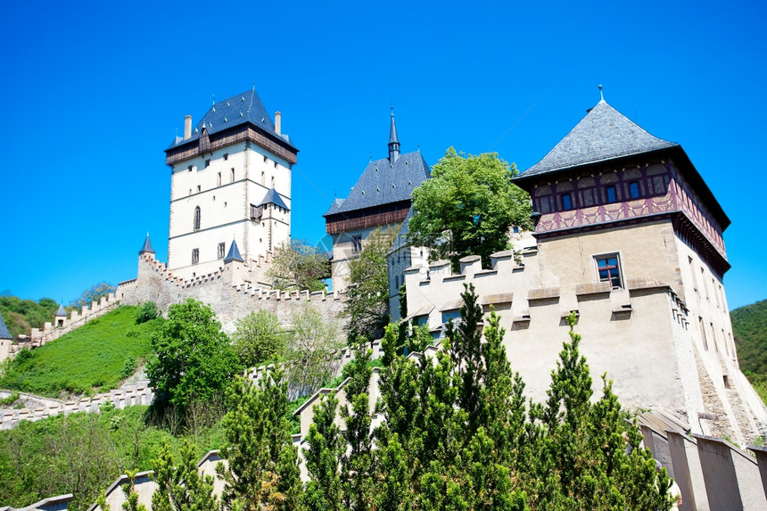 捷克城堡Karlstejn蓝天背景图片