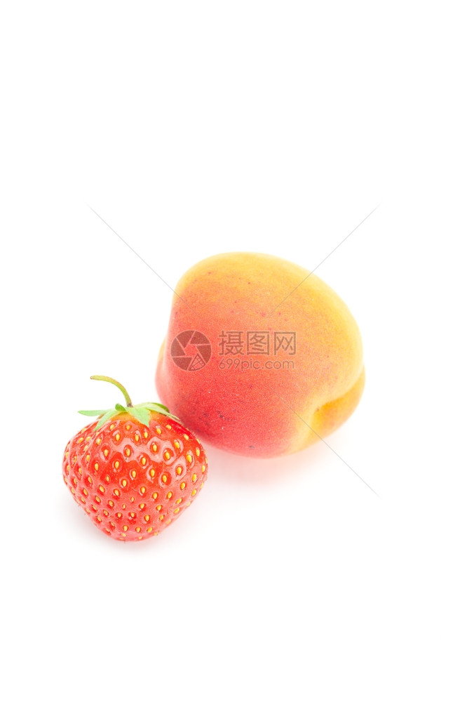 白上隔离的杏和草莓图片
