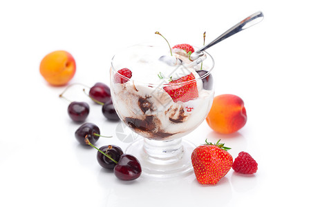 草莓樱桃冰淇淋冰淇淋和各种果子背景