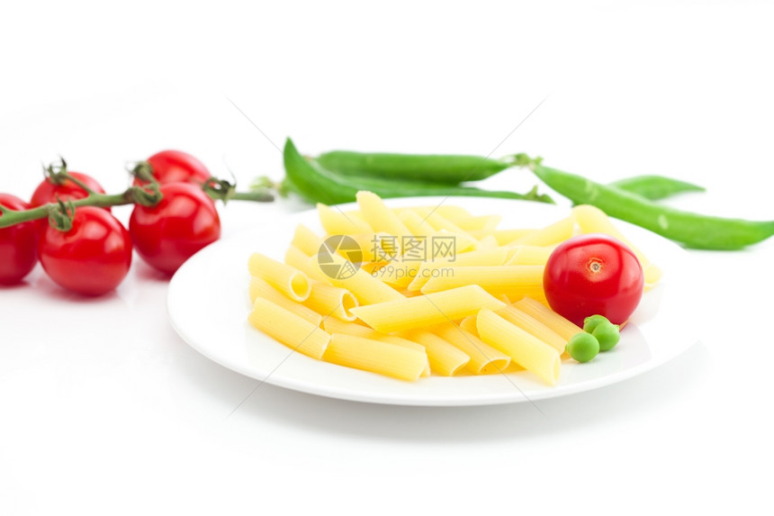 白片上孤立的盘子番茄梨和意大利面图片
