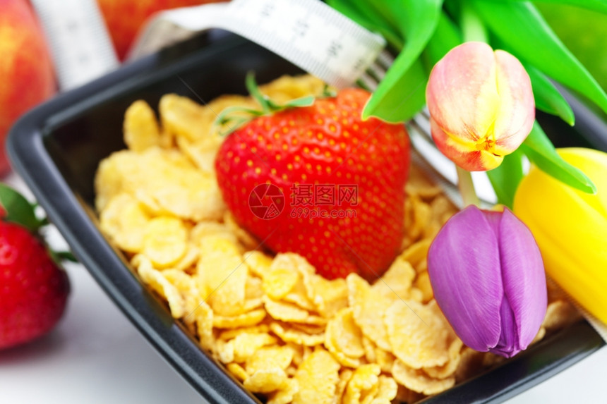 黑色盒子里的玉米片和草莓鲜花装饰图片