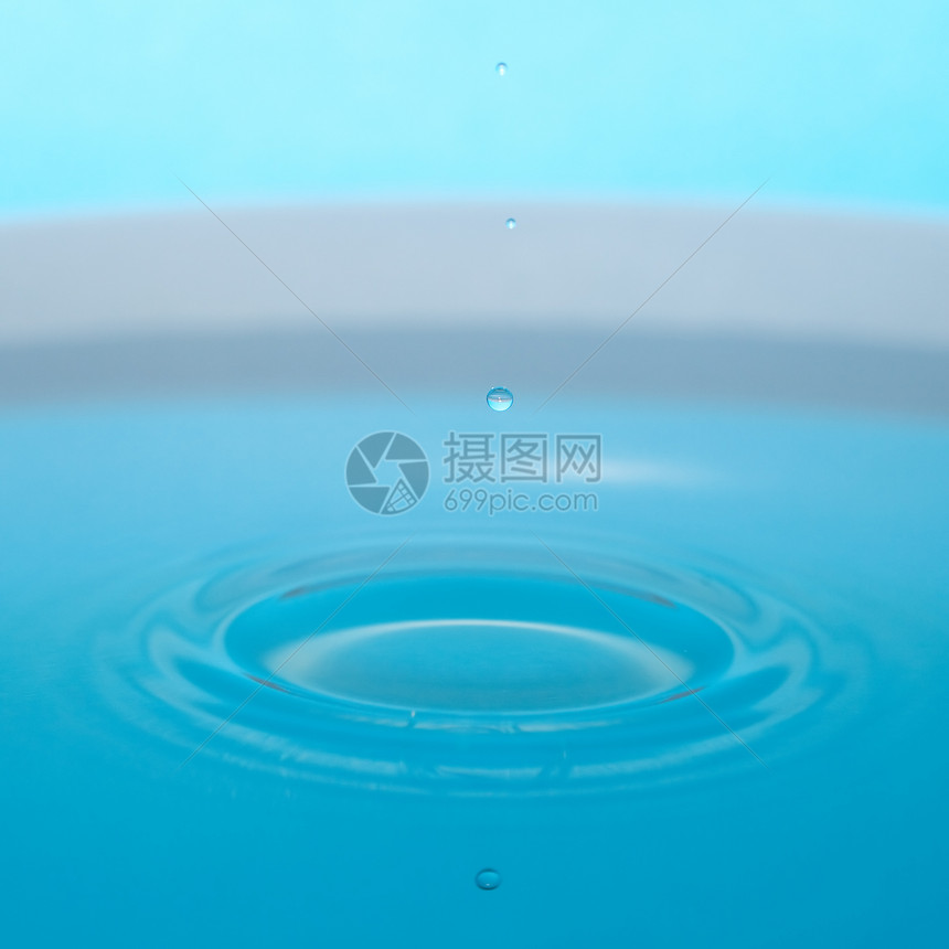水滴和喷洒在蓝色背景上图片